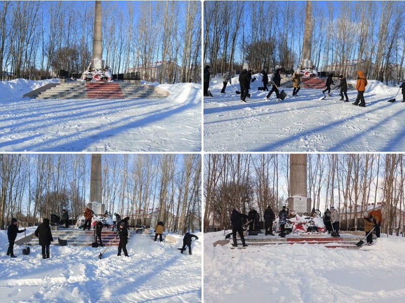 Учащиеся МОУ Сараевская СОШ очистили от снега территорию памятника и прилегающую к нему территорию в Центральном парке.
