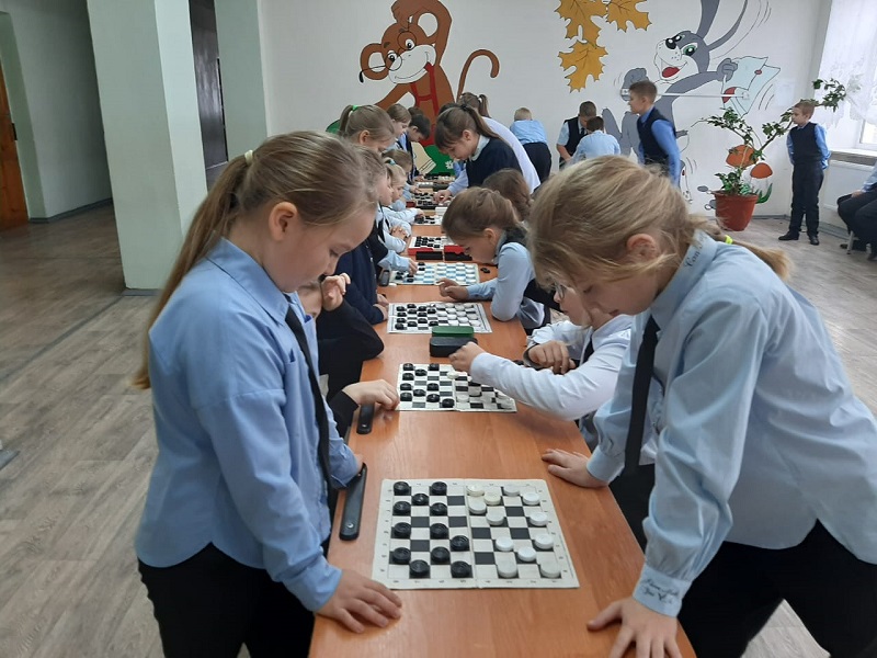 Школьные соревнования по шашкам.